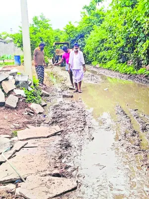 చినుకు పడితే చిత్తడే