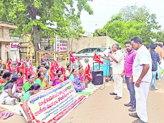 పెండింగ్‌ బిల్లులు, వేతనాలు వెంటనే చెల్లించాలి