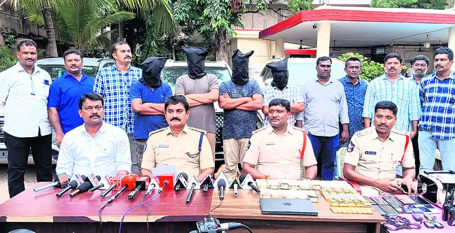 తక్కువ ధరకు బంగారం ఇప్పిస్తామని మోసం