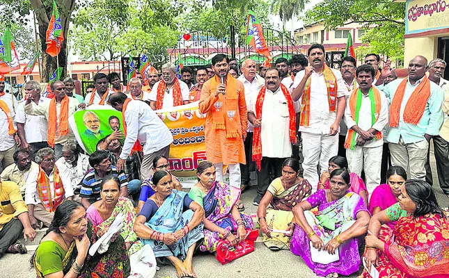 ఇళ్ల పట్టాల కోసం ధర్నా
