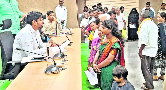 ఎక్కడి సమస్యలు అక్కడే పరిష్కరించాలి