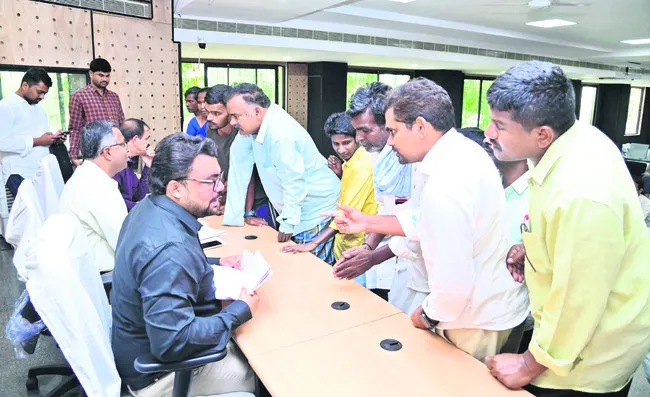 ఫిర్యాదుల పరిష్కారంలో జాప్యం చేయొద్దు 
