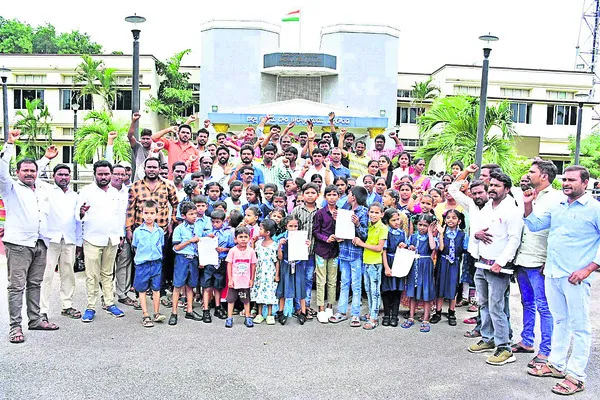 మూడేళ్లుగా.. ఫీజులివ్వలే!