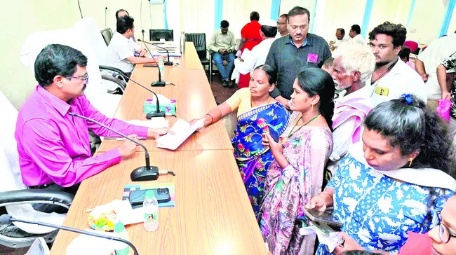 ప్రజావాణి ఫిర్యాదులు పరిష్కరించాలి