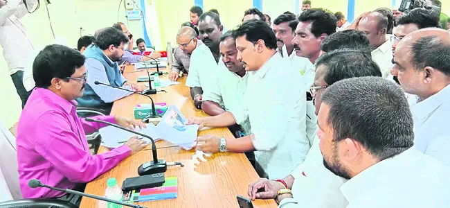 అనర్హులకు ఇందిరమ్మ ఇళ్లు ఇస్తున్నారు