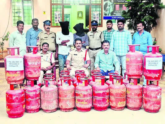 సిలిండర్ల చోరీ కేసులో దొంగల అరెస్ట్