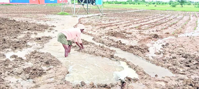 మళ్లీ పగిలిన మిషన్‌ భగీరథ పైపులైన్‌ 
