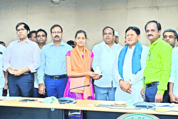 ప్రభుత్వ టీచర్లు అంకితభావంతో పనిచేయాలి