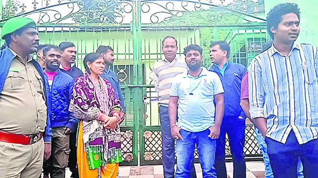 పంచాయతీ కార్యాలయానికి తాళాలు
