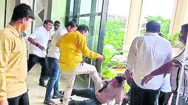 బీఎంసీ కమిషనర్‌పై దాడి 