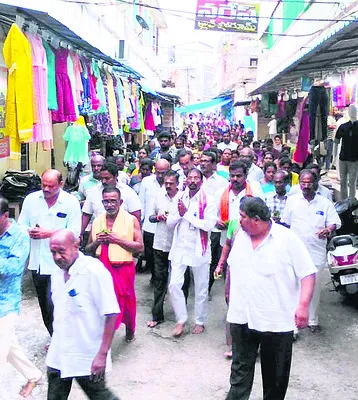 సప్త ప్రదక్షిణల్లో పాల్గొన్న భక్తులు 