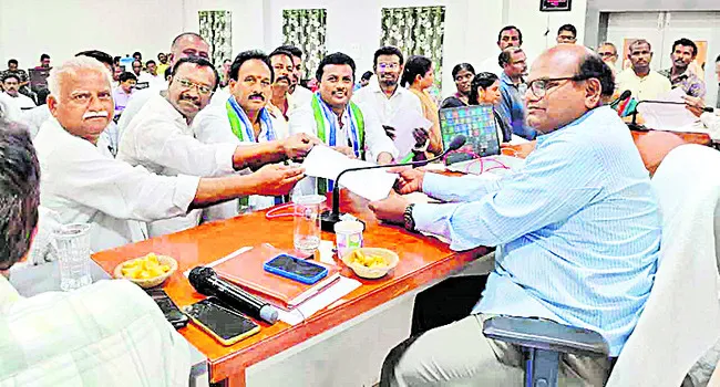 పంచాయతీల్లో సమస్యలు పరిష్కరించాలి