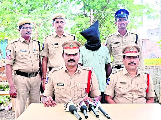 తల్లికి నిప్పంటించిన కొడుకు అరెస్ట్‌