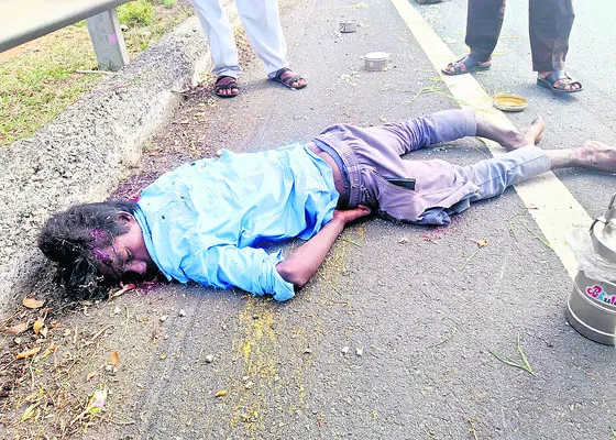 రోడ్డు ప్రమాదంలో యువకుడి మృతి