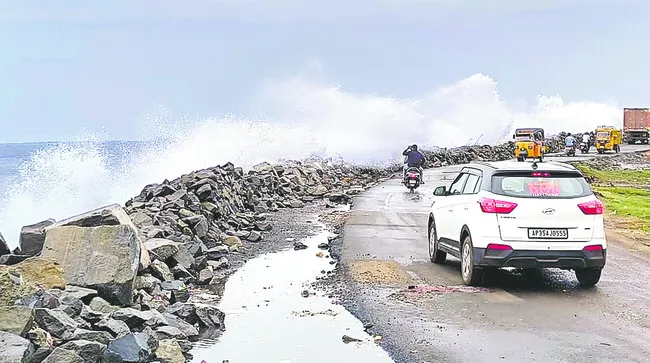 ● అలా... ఎగసిపడుతూ... 