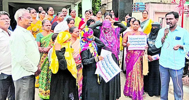 జగనన్న కాలనీలో సమస్యలు పరిష్కరించాలి