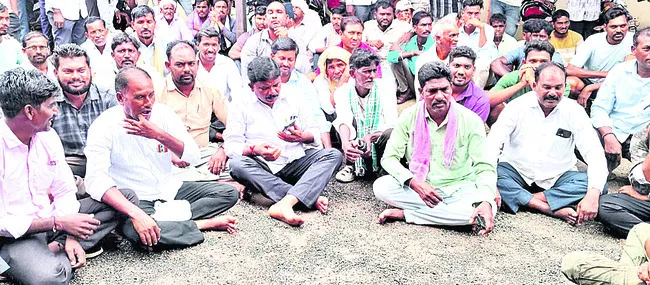విద్యుత్ కోతలపై రైతుల ధర్నా