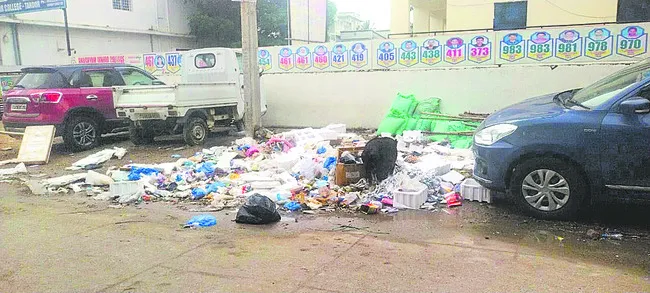 చెత్త సేకరణలో నిర్లక్ష్యం 