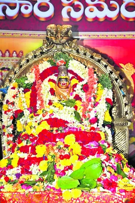 దుర్గమ్మకు భక్తుల ఆషాఢ సారె 