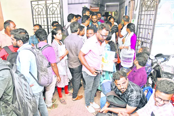 డిజిటల్ అసిస్టెంట్ల పడిగాపులు