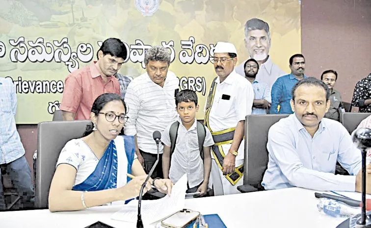 అమ్మ చనిపోదాం అంటోంది.. ఆదుకోండి మేడమ్‌