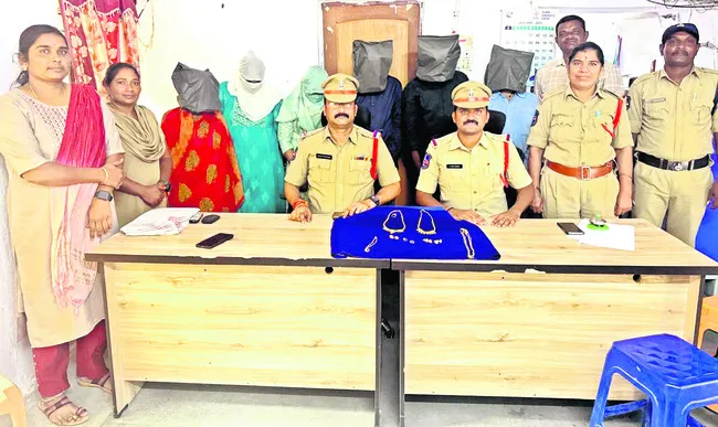 సీసీ కెమెరాలుంటే పోలీసులున్నట్టే