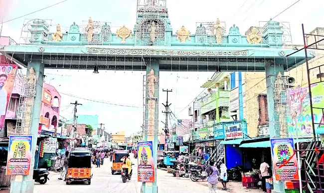 ఇరుకు వీధుల్లో.. స్వామి విహారమా!