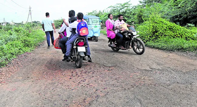 ఇవేనా గుంతల్లేని రోడ్లు? 