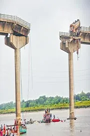 Gambhira Bridge collapses in Vadodara1