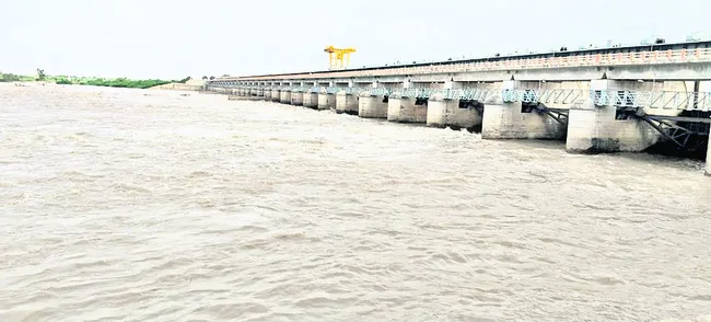 జూరాలకు స్వల్పంగా తగ్గిన వరద