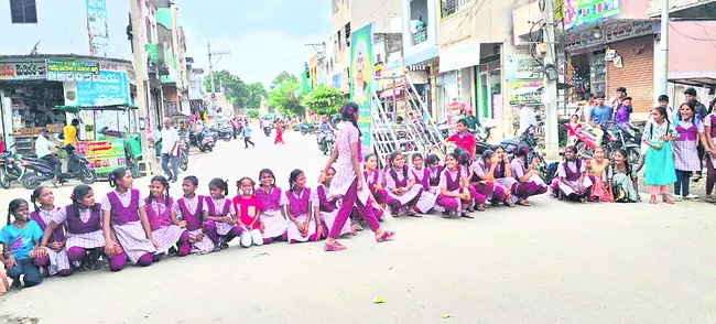 సకాలంలో బస్సులు నడపాలని రాస్తారోకో