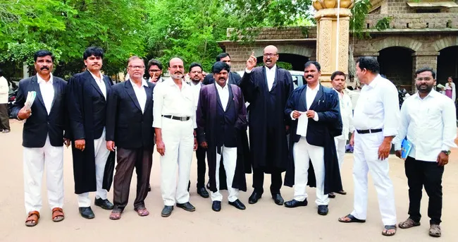 న్యాయవాదుల విధుల బహిష్కరణ 