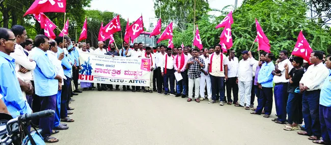 కార్మికులకు పని గంటలు తగ్గించాలి