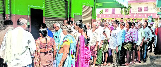 యూరియా కోసం రైతుల బారులు 