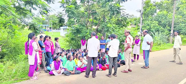 రోడ్డెక్కిన ఆశ్రమ పాఠశాల విద్యార్థులు