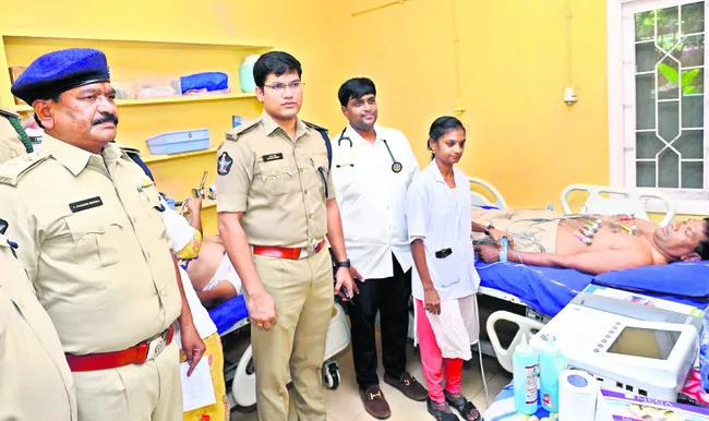 పోలీసు సిబ్బందికి వైద్య పరీక్షలు