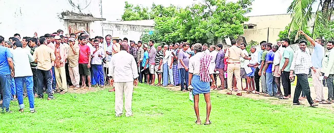 యూరియా కోసం  ఎగబడిన రైతులు