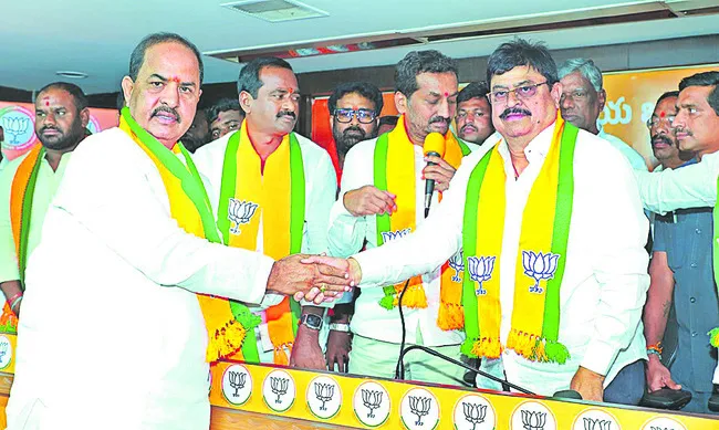 బీజేపీలోకి గాడిపల్లి భాస్కర్‌ 