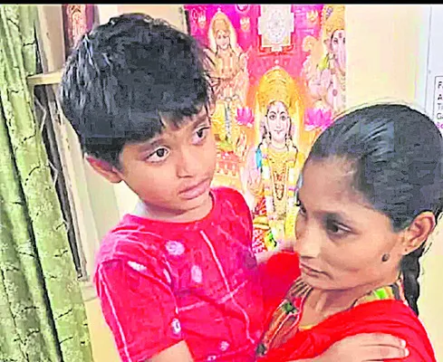 తల్లి చెంతకు చేరిన తప్పిపోయిన బాలుడు