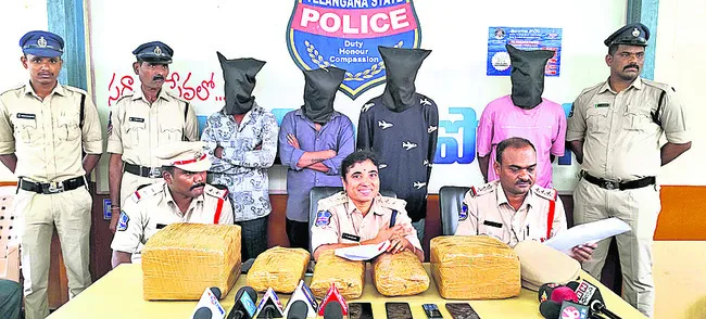 గంజాయి తరలిస్తున్న నలుగురు అరెస్టు