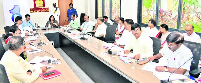 నిర్దేశిత లక్ష్యాలు సాధించాలి: కలెక్టర్‌ 