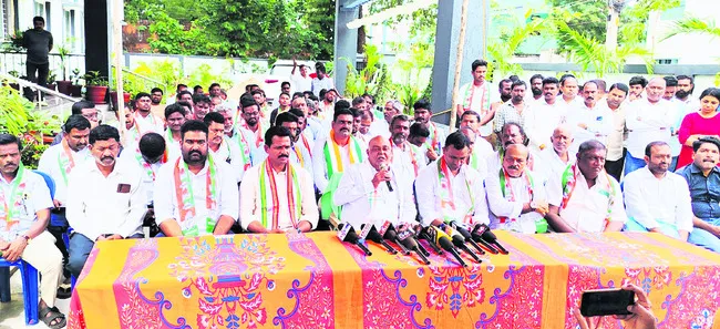 భూములు కబ్జా కానివ్వను