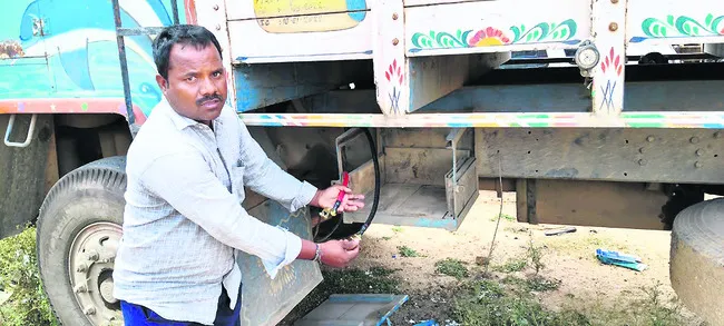 వాహనాల్లో బ్యాటరీలు, డీజిల్ చోరీ