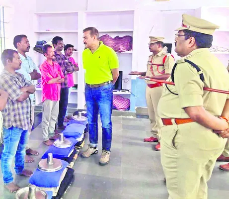 ఖైదీల్లో సత్ప్రవర్తన తీసుకురావాలి