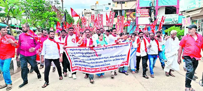 ప్రభుత్వ సంస్థలను ప్రైవేట్ పరం చేయొద్దు