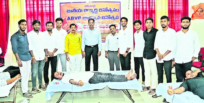 విద్యార్థులు సమాజసేవలో ముందుండాలి 