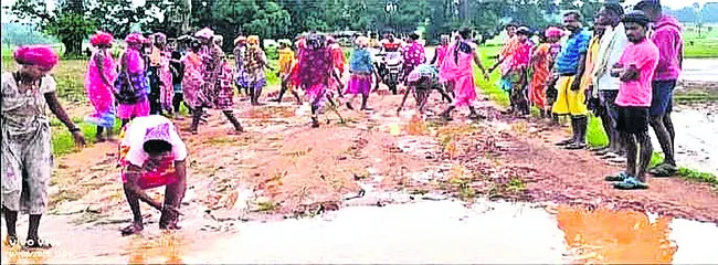 రోడ్డు మరమ్మతులు చేపట్టలేదని నిరసన