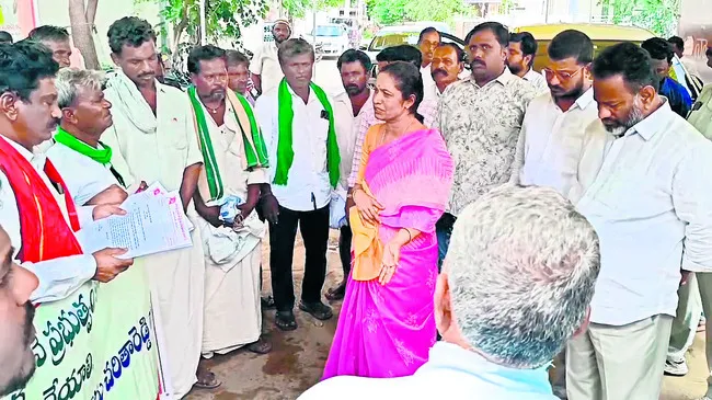 టీడీపీ ఎమ్మెల్యే ఇంటి వద్ద రైతుల ఆందోళన