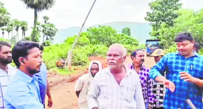 లేటరైట్ రవాణా వాహనాల అడ్డగింపు