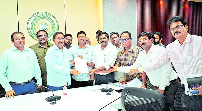 మున్సిపల్‌ కమిషనర్ల సంఘ సమస్యల పరిష్కారానికి వినతి 